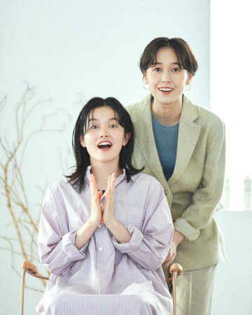 ミラーから見たスタイリストとお客さまの様子