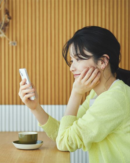 What’s ECILA - スマホアプリを使うお客様の様子