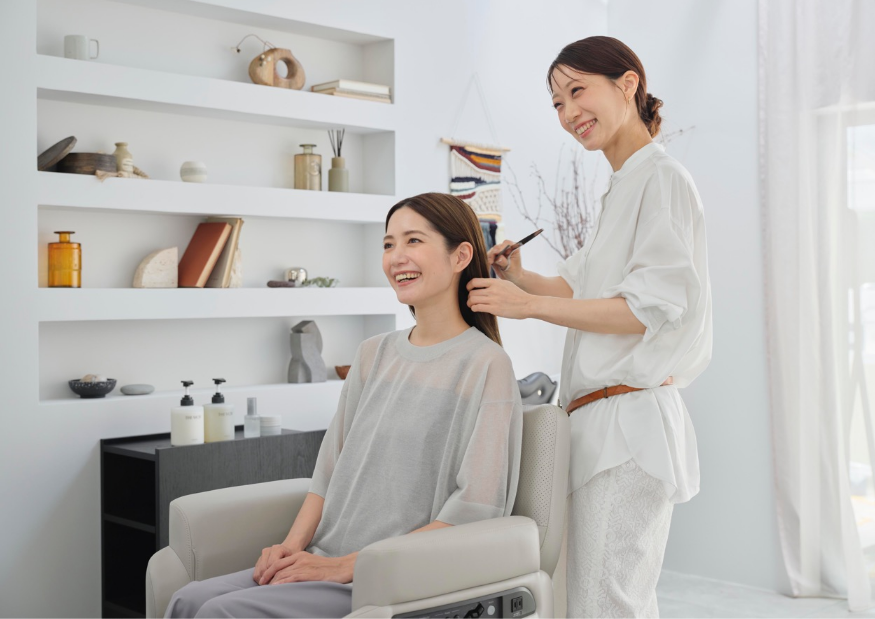 髪の相談をする女性