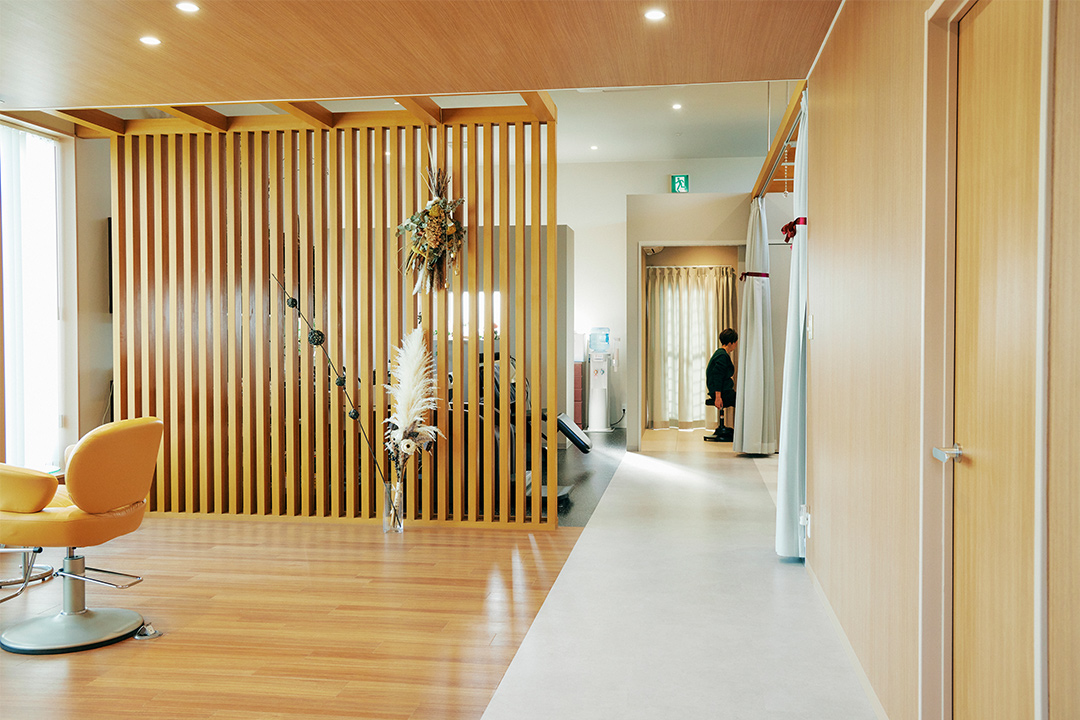 エントランスから見えるサロンの空間