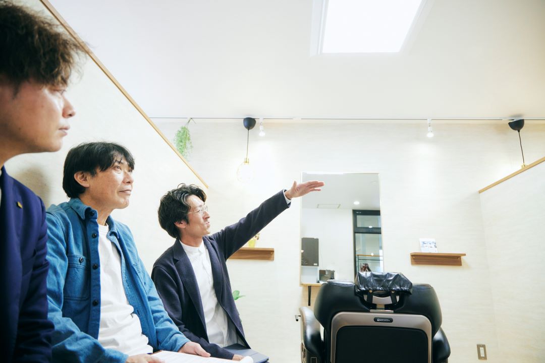 空間づくりの当時を振り返る草刈淳一さんとタカラベルモント担当