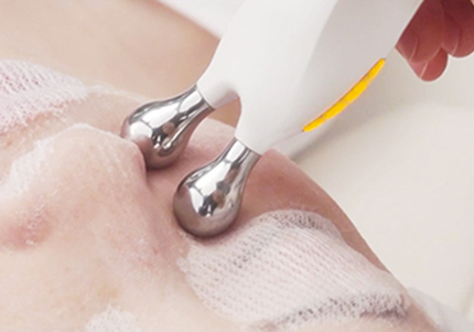 お顔の各部にフィットする電極形状と電極間ピッチ。